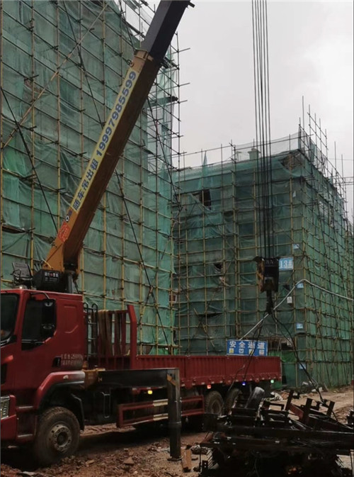 内乡县“慢工细活”—— 吊车的 “微动控制” 技术