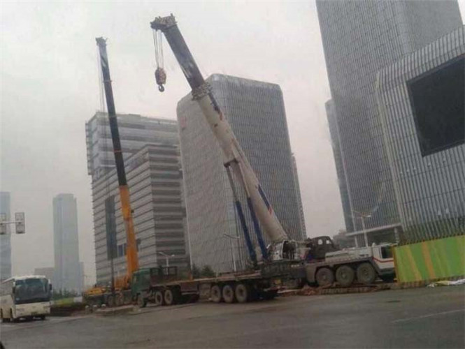 内乡县“自动找平”—— 吊车的 “平地神器” 技术